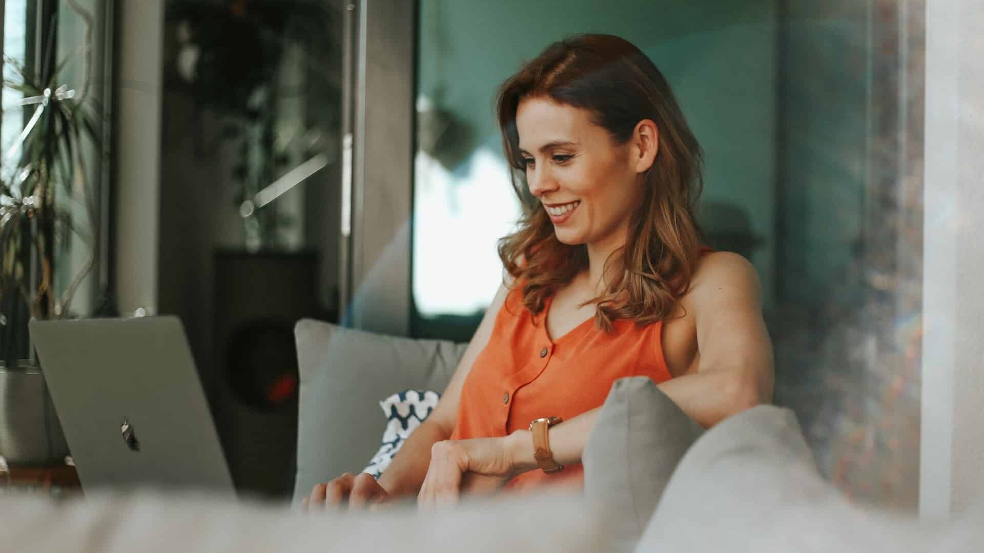 Frau arbeitet mit Workflows in GRÜN NTX