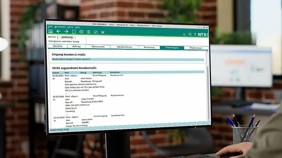 Bildschirm zeigt die E-Mail-Bearbeitung der Verlagssoftware GRÜN NTX